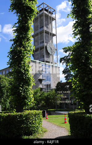 Aarhus Municipio e Torre dell'orologio. Sotto la torre dell'orologio l'installazione 'uguale per tutti" da Scottish artista, Nathan Coley. Foto Stock