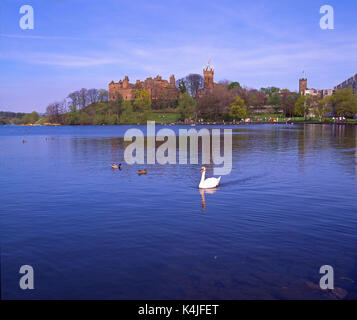 Una molla di pacifica vista attraverso linlithgow loch verso Linlithgow Palace, Midlothian, Scozia Foto Stock