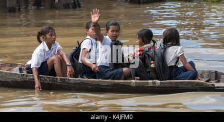 Gli studenti sul loro modo a scuola in barca nel lago Tonle Sap, kampong phluk, siem reap, Cambogia Foto Stock