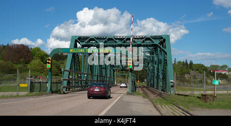 Auto in movimento su bridge, port hastings, Cape Breton Island, Nova Scotia, Canada Foto Stock