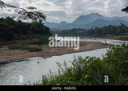 Vista in elevazione del fiume Mekong, Luang Prabang, Laos Foto Stock