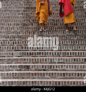 I monaci a piedi verso il basso la scala, Luang Prabang, Laos Foto Stock