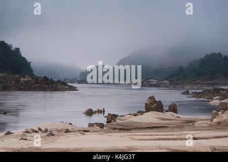 Vista panoramica del fiume che scorre attraverso le montagne, il fiume Mekong, oudomxay provincia, Laos Foto Stock