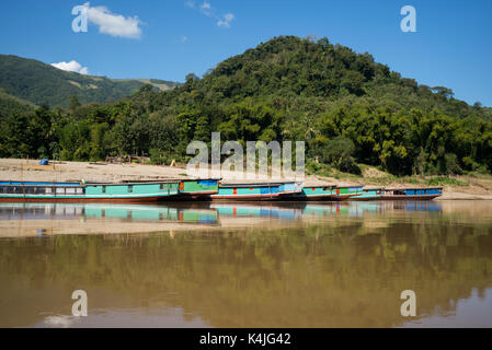 Barche lungo il fiume Mekong, Luang Prabang, Laos Foto Stock