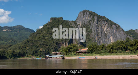 Il fiume con le montagne sullo sfondo, il fiume Mekong, pak ou distretto, a Luang Prabang, Laos Foto Stock