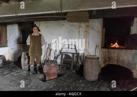 Uomo in costume in piedi del re storehouse presso la fortezza di louisbourg, louisbourg, Cape Breton Island, Nova Scotia, Canada Foto Stock