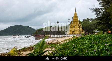 Tempio buddista sulla spiaggia, il porto di Laem sor pagoda, Koh Samui, Surat Thani provincia, Thailandia Foto Stock