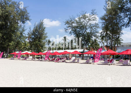 Sedie a sdraio e ombrelloni al di fuori del Xana beach club, Angsana hotel in Bang Tao Beach, Phuket, Tailandia Foto Stock