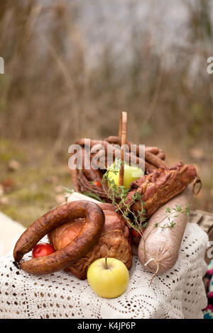 Picnic - salumi, salsicce in un cestello sul caucciù Foto Stock