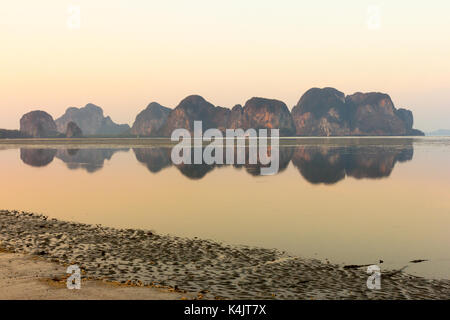 Alba e le riflessioni di scogliere calcaree, spiaggia di Hua Hin, Trang provincia, Thailandia Foto Stock