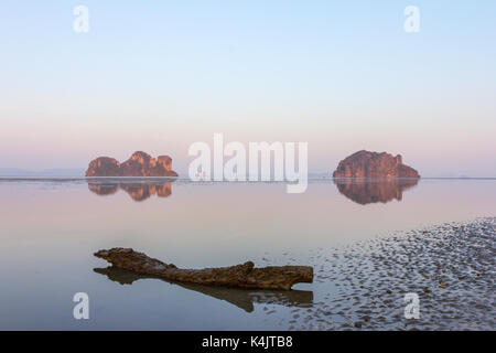 Accedere sulla spiaggia e le riflessioni di scogliere calcaree, spiaggia di Hua Hin, trang provincia, Thailandia Foto Stock