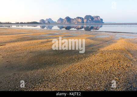 Spiaggia con fondale di rocce calcaree e di riflessioni, Hua Hin, Trang provincia, Thailandia Foto Stock