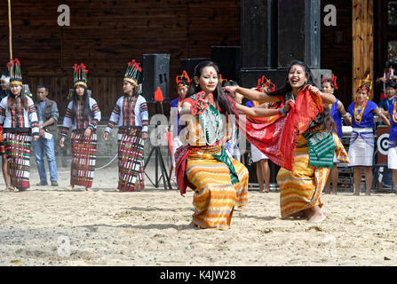 Tribal danze rituali presso il festival di hornbill, kohima, Nagaland, India, Asia Foto Stock