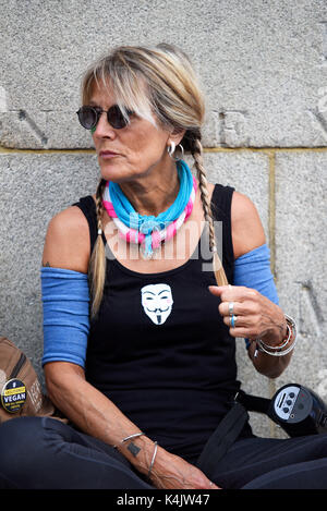 Animale attivista dei diritti a una marcia di protesta a promuovere lo stile di vita vegano. Hyde Park, Londra. Hippy femmina di stile Foto Stock