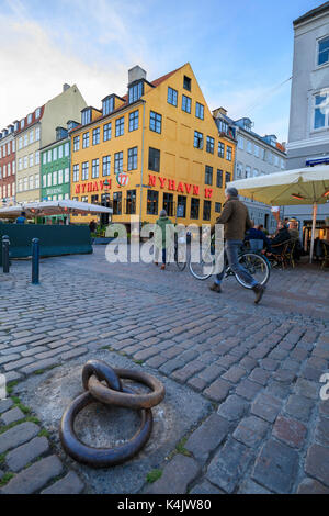La gente a piedi nelle strade pedonali del quartiere dei divertimenti di Nyhavn, Copenaghen, Danimarca, Europa Foto Stock