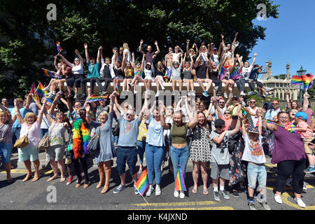 Brighton Pride Parade 2016. Una folla a una fermata degli autobus vicino al Royal Pavilion per guardare la sfilata Foto Stock