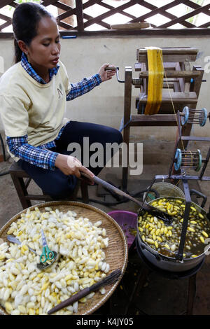 Les artisans d'Angkor workshop di seta, Cambogia, Indocina, Asia sud-orientale, Asia Foto Stock