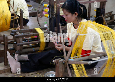 Les artisans d'Angkor workshop di seta, Cambogia, Indocina, Asia sud-orientale, Asia Foto Stock