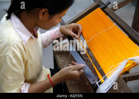 Les artisans d'Angkor workshop di seta, Cambogia, Indocina, Asia sud-orientale, Asia Foto Stock