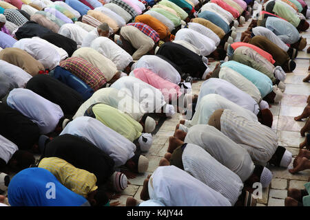 Musulmani alla preghiera del venerdì, ajmer dargah sharif, ajmer, Rajasthan, India, Asia Foto Stock