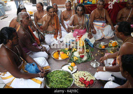 Puja cerimonia, bramino indù sacerdoti, sri vadapathira kaliamman tempio indù, Singapore, Sud-est asiatico, in Asia Foto Stock