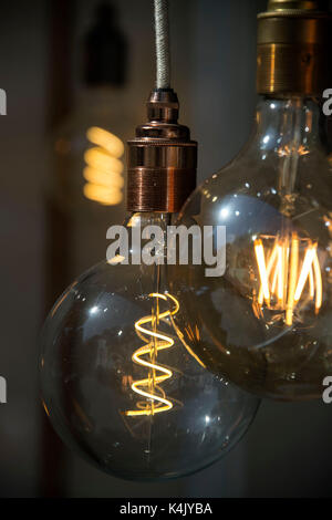 Una selezione di lampadine a filamento incandescente nella vetrina di un negozio. Credito: terry applin Foto Stock