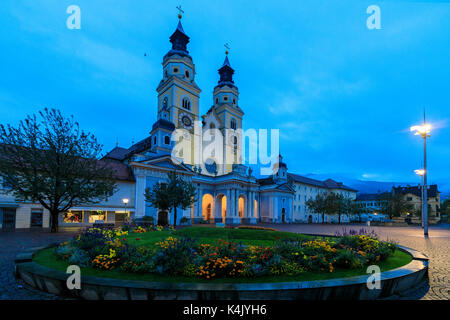 Vista notturna della Cattedrale di Bressanone, provincia di Bolzano, Alto Adige, Italia, Europa Foto Stock