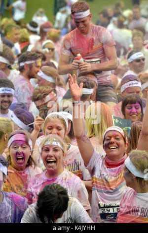 Il colore ESEGUIRE IL COLOUR RUN, 6000 guide su un 5 km di corso su madeira drive, brighton dove sono state coperte di vernice a ciascun Foto Stock