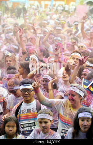 Il colore ESEGUIRE IL COLOUR RUN, 6000 guide su un 5 km di corso su madeira drive, brighton dove sono state coperte di vernice a ciascun Foto Stock