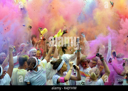 Il colore ESEGUIRE IL COLOUR RUN, 6000 guide su un 5 km di corso su madeira drive, brighton dove sono state coperte di vernice a ciascun Foto Stock