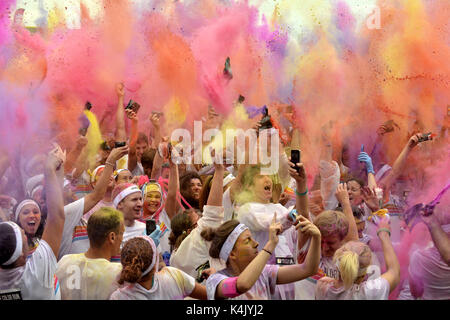 Il colore eseguire .IL COLOUR RUN, 6000 guide su un 5 km di corso su madeira drive, brighton dove sono state coperte di vernice a ciascun Foto Stock