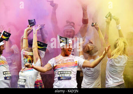 Il colore ESEGUIRE IL COLOUR RUN, 6000 guide su un 5 km di corso su madeira drive, brighton dove sono state coperte di vernice a ciascun Foto Stock