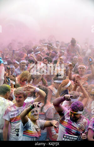 Il colore ESEGUIRE IL COLOUR RUN, 6000 guide su un 5 km di corso su madeira drive, brighton dove sono state coperte di vernice a ciascun Foto Stock