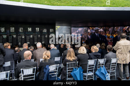 Monaco di Baviera, Germania. 6 Sep, 2017. La folla presso il recentemente svelato memorial in onore delle vittime del Monaco di Baviera 1972 Olimpiadi di estate il massacro di Monaco di Baviera, Germania, il 6 settembre 2017. Un totale di undici israeliani sono stati uccisi dai palestinesi organizzazione terroristica Settembre Nero. Credito: dpa picture alliance/Alamy Live News Foto Stock