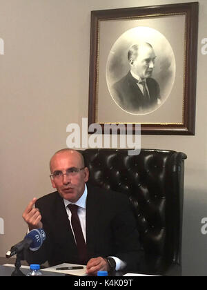 Ankara, Turchia. 6 Sep, 2017. Mehmet Simsek, il vice primo ministro della Turchia, parla con i giornalisti nel suo ufficio di Ankara, Turchia, 6 settembre 2017. Simsek ha affermato che i cittadini tedeschi non hanno nulla da temere in Turchia fintantoché essi di obbedire alle leggi della Repubblica. Il ministro, chi è il responsabile per gli affari economici, ha dichiarato che 'Tedesco corrispondenti sono sicuro, i cittadini tedeschi sono sicuri, investitori tedeschi sono sicuri". Foto: Può Merey/dpa/Alamy Live News Foto Stock