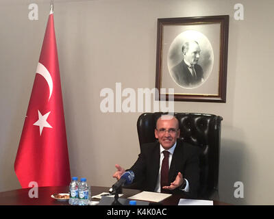 Ankara, Turchia. 6 Sep, 2017. Mehmet Simsek, il vice primo ministro della Turchia, parla con i giornalisti nel suo ufficio di Ankara, Turchia, 6 settembre 2017. Simsek ha affermato che i cittadini tedeschi non hanno nulla da temere in Turchia fintantoché essi di obbedire alle leggi della Repubblica. Il ministro, chi è il responsabile per gli affari economici, ha dichiarato che 'Tedesco corrispondenti sono sicuro, i cittadini tedeschi sono sicuri, investitori tedeschi sono sicuri". Foto: Può Merey/dpa/Alamy Live News Foto Stock