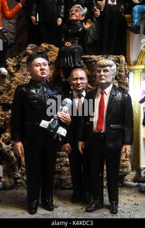 Napoli, il dittatore coreano Kim Jong-ONU, il presidente statunitense Donald Trump e il Presidente russo Wladimir Putin, rappresentata nel presepe napoletano statue. L'artista napoletano Marco Ferrigno li ha resi nel suo negozio in via San Gregorio Armeno. Foto Stock