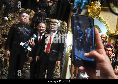 Napoli, il dittatore coreano Kim Jong-ONU, il presidente statunitense Donald Trump e il Presidente russo Wladimir Putin, rappresentata nel presepe napoletano statue. L'artista napoletano Marco Ferrigno li ha resi nel suo negozio in via San Gregorio Armeno. Foto Stock