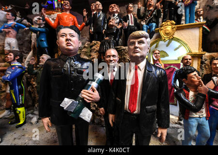 Napoli, il dittatore coreano Kim Jong-ONU, il presidente statunitense Donald Trump e il Presidente russo Wladimir Putin, rappresentata nel presepe napoletano statue. L'artista napoletano Marco Ferrigno li ha resi nel suo negozio in via San Gregorio Armeno. Foto Stock