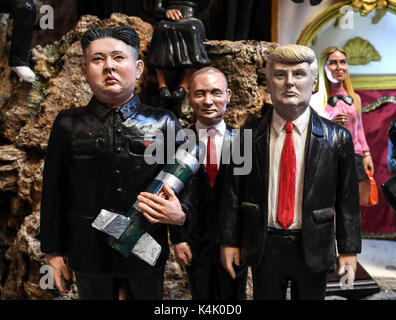 Napoli, il dittatore coreano Kim Jong-ONU, il presidente statunitense Donald Trump e il Presidente russo Wladimir Putin, rappresentata nel presepe napoletano statue. L'artista napoletano Marco Ferrigno li ha resi nel suo negozio in via San Gregorio Armeno. Foto Stock