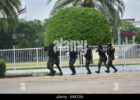 Nakhon Pathom. 6 Sep, 2017. Funzionari di polizia a intraprendere delle azioni durante il 'T-SAFE 2017' addestramento tattico interforze su incidenti critici per i narcotici funzionari di polizia presso il Royal Police Academy Cadet in Tailandia centrale la provincia di Nakhon Pathom, Sett. 6, 2017. La formazione comune è organizzata dalla Thailandia del Ufficio del Controllo degli Stupefacenti (ONCB) per migliorare l'applicazione della legge degli ufficiali di tattiche e le competenze in varie anti-droga scenari. Credito: Li Mangmang/Xinhua/Alamy Live News Foto Stock