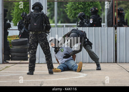 Nakhon Pathom. 6 Sep, 2017. Una applicazione della legge officer corpo conduce la ricerca su un arrestato 'drug rivenditore" durante il 'T-SAFE 2017' addestramento tattico interforze su incidenti critici per i narcotici funzionari di polizia presso il Royal Police Academy Cadet in Tailandia centrale la provincia di Nakhon Pathom, Sett. 6, 2017. La formazione comune è organizzata dalla Thailandia del Ufficio del Controllo degli Stupefacenti (ONCB) per migliorare l'applicazione della legge degli ufficiali di tattiche e le competenze in varie anti-droga scenari. Credito: Li Mangmang/Xinhua/Alamy Live News Foto Stock