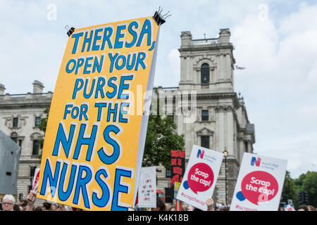 Royal College of Nursing Smash The Cap dimostrazione a Parliament Square, Londra, Inghilterra, Regno Unito. Credit: Benjamin John/ Alamy Live News Foto Stock