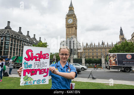 Royal College of Nursing Smash The Cap dimostrazione a Parliament Square, Londra, Inghilterra, Regno Unito. Credit: Benjamin John/ Alamy Live News Foto Stock