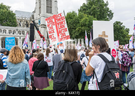 Royal College of Nursing Smash The Cap dimostrazione a Parliament Square, Londra, Inghilterra, Regno Unito. Credit: Benjamin John/ Alamy Live News Foto Stock