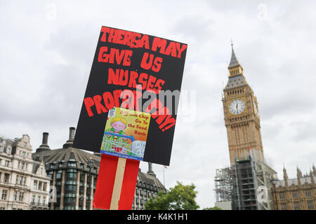 Londra, Regno Unito. 6 Sep, 2017. centinaia di membri dall'(RCN) Royal College of nursing in scena un rally in piazza del Parlamento alla campagna contro il 1 percento di pagare il cappuccio per infermieri imposto dal governo credito: amer ghazzal/alamy live news Foto Stock