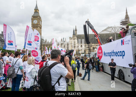 Royal College of Nursing Smash The Cap dimostrazione a Parliament Square, Londra, Inghilterra, Regno Unito. Credit: Benjamin John/ Alamy Live News Foto Stock