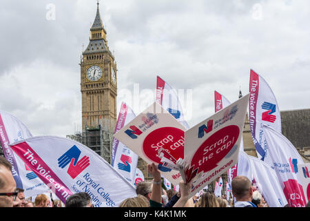 Royal College of Nursing Smash The Cap dimostrazione a Parliament Square, Londra, Inghilterra, Regno Unito. Credit: Benjamin John/ Alamy Live News Foto Stock