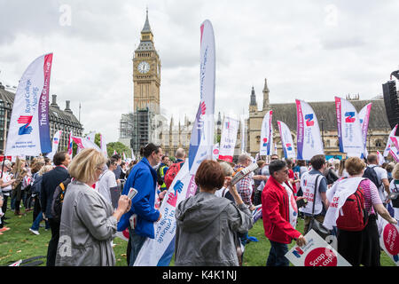 Royal College of Nursing Smash The Cap dimostrazione a Parliament Square, Londra, Inghilterra, Regno Unito. Credit: Benjamin John/ Alamy Live News Foto Stock