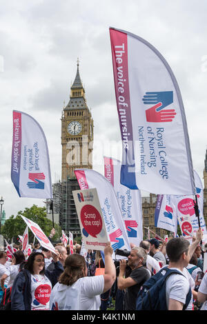 Royal College of Nursing Smash The Cap dimostrazione a Parliament Square, Londra, Inghilterra, Regno Unito. Credit: Benjamin John/ Alamy Live News Foto Stock